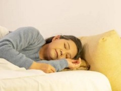 (睡覺(jué)頭朝哪個(gè)方向?qū)ι眢w最好)睡覺(jué)頭朝哪個(gè)方向不吉利 睡覺(jué)頭朝哪個(gè)方向有講究嗎